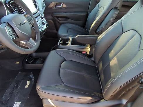 New 2026 Chrysler Pacifica Select image 17