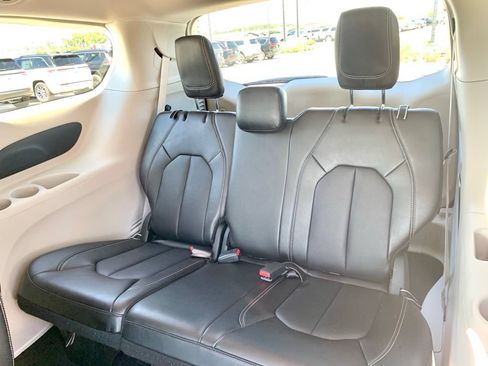 Used 2024 Chrysler Pacifica Touring-L FWD image 18