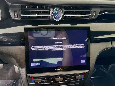 Used 2022 Maserati Quattroporte Modena image 16