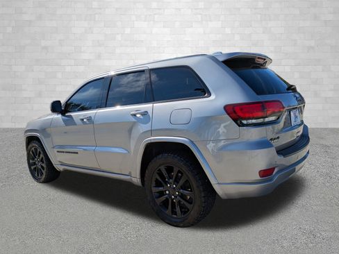 Used 2018 Jeep Grand Cherokee Altitude image 4