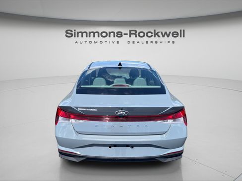 Used 2022 Hyundai Elantra SEL w/ Convenience Package FWD image 4