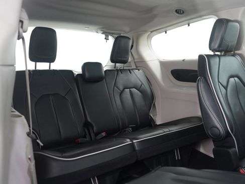 Used 2024 Chrysler Pacifica Limited FWD image 13