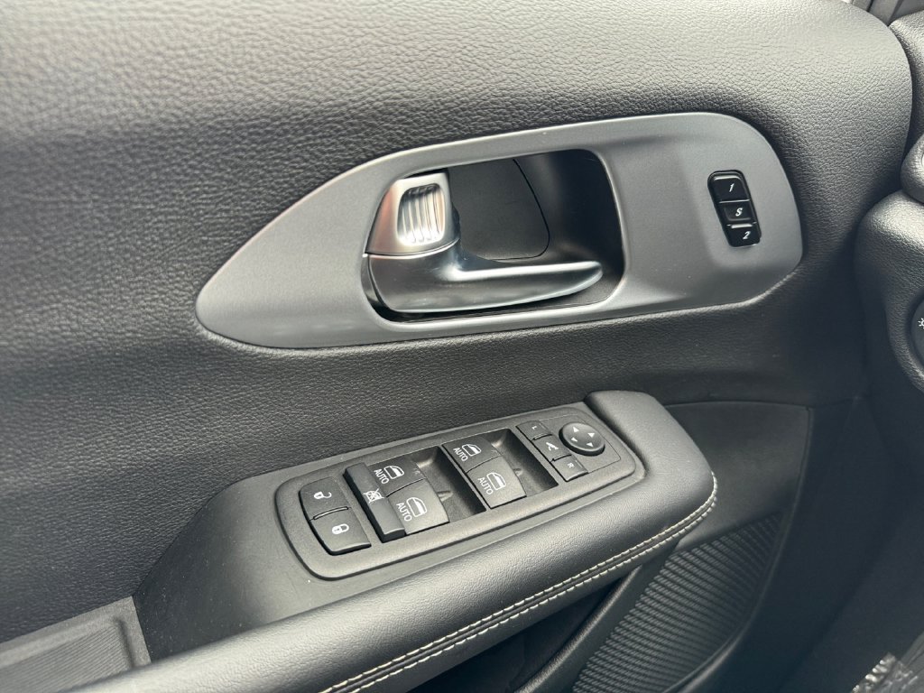 Used 2026 Chrysler Pacifica Limited FWD image 11