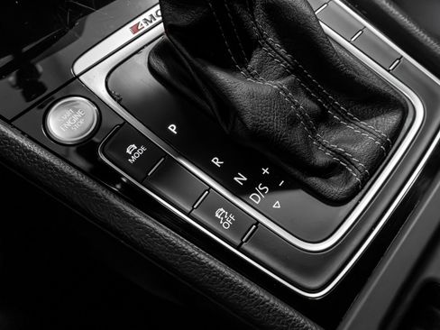 Used 2016 Volkswagen Golf R 4-Door image 56