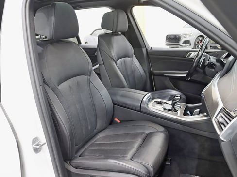 Used 2022 BMW X5 M50i image 32
