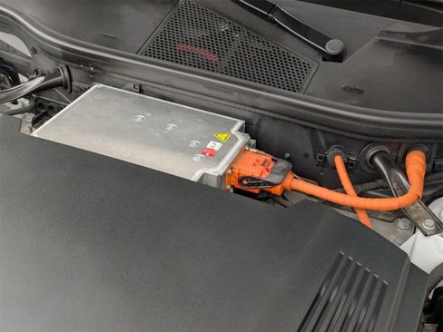 Used 2024 Audi Q8 e-tron Premium image 24