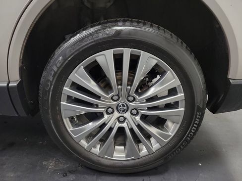 Used 2023 Toyota Venza Limited image 10