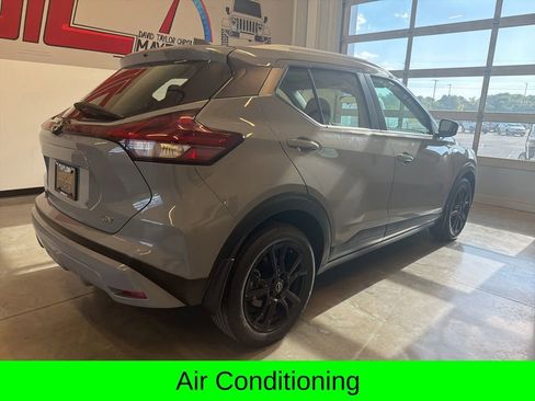 Used 2023 Nissan Kicks SV FWD image 3