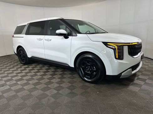 Used 2025 Kia Carnival image 2