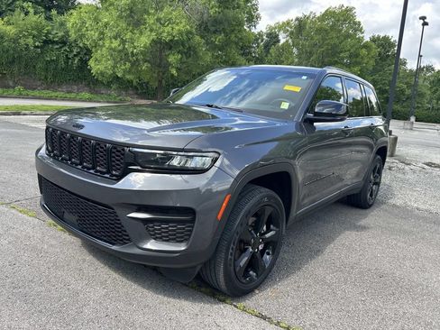 Used 2023 Jeep Grand Cherokee Altitude AWD/4WD image 3
