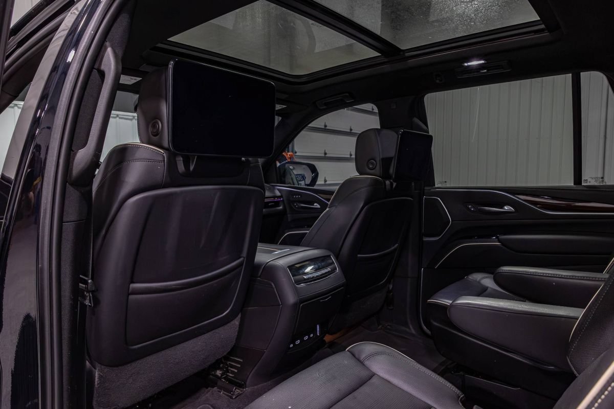 Used 2023 Cadillac Escalade Premium Luxury AWD/4WD image 9
