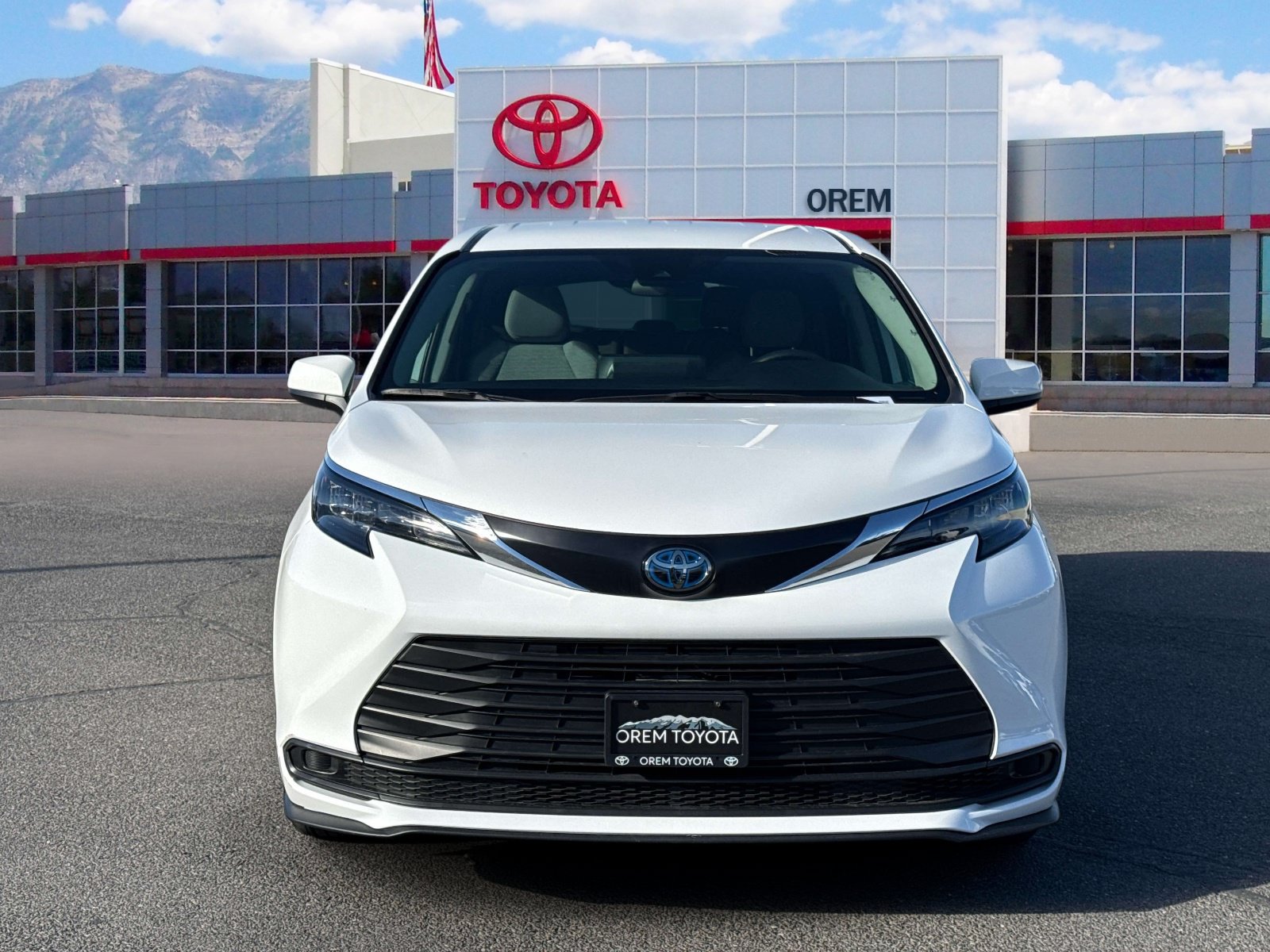 Used 2024 Toyota Sienna LE AWD/4WD image 2