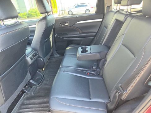 Used 2019 Toyota Highlander XLE AWD/4WD image 6