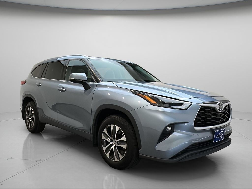 Used 2022 Toyota Highlander XLE AWD/4WD image 1