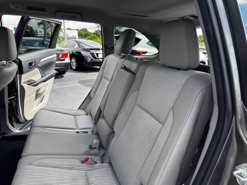 Used 2015 Toyota Highlander Plus AWD/4WD image 19