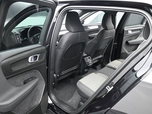 Used 2024 Volvo XC40 B5 Core AWD/4WD image 11