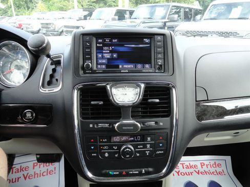 Used 2016 Chrysler Town & Country Touring-L w/ Driver Convenience Group FWD image 16