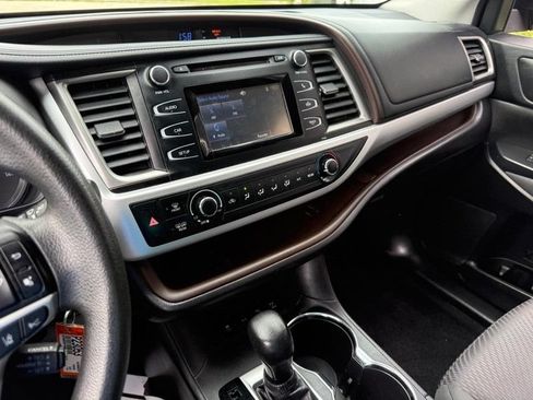 Used 2018 Toyota Highlander LE w/ Protection Package #3 AWD/4WD image 26