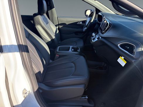 New 2026 Chrysler Pacifica Select image 15