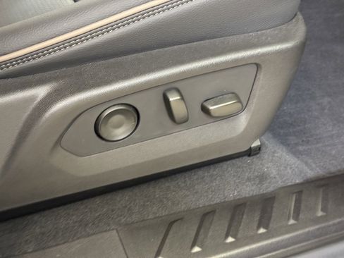 Used 2024 GMC Canyon Denali image 28