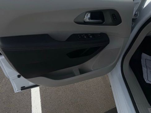 Used 2024 Chrysler Pacifica Touring-L FWD image 25