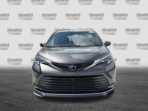 Certified 2023 Toyota Sienna Platinum FWD image 3