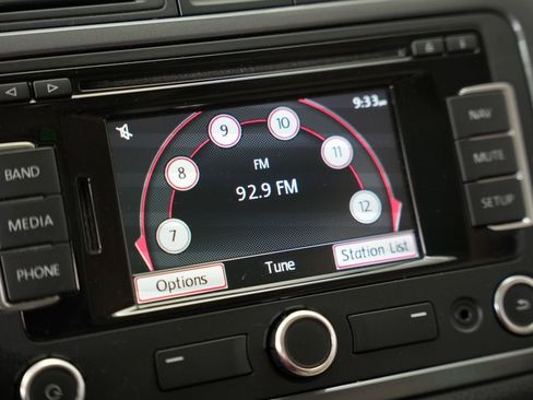 Used 2015 Volkswagen Tiguan SEL image 19