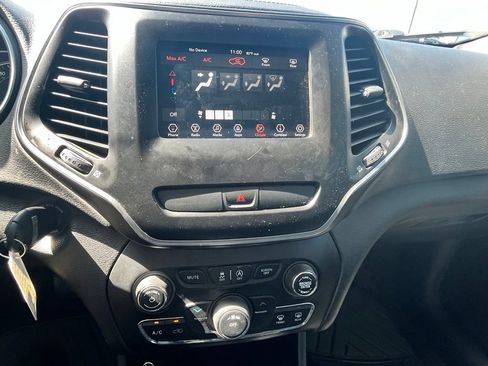 Used 2019 Jeep Cherokee Latitude w/ Popular Appearance Group FWD image 8