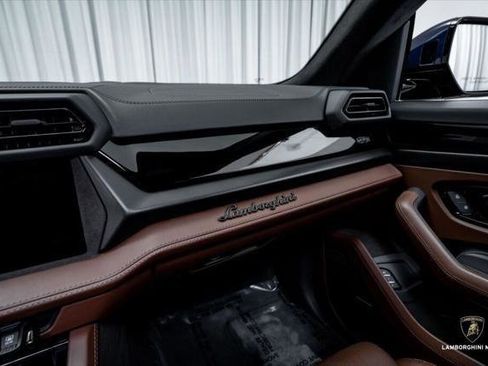 Used 2025 Lamborghini Urus SE AWD/4WD image 32
