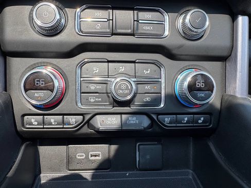 Used 2024 GMC Yukon XL SLT image 24