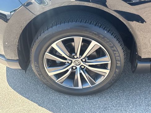 Used 2023 Toyota Venza LE AWD/4WD image 38