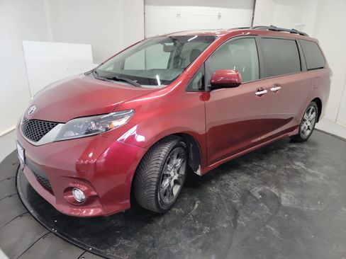 Used 2015 Toyota Sienna SE Premium image 3