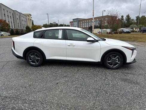 New 2025 Kia K4 LXS image 2