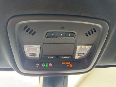 Used 2022 Chevrolet Traverse LT FWD image 28
