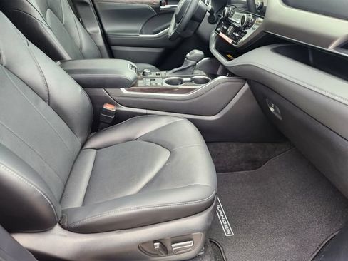 Certified 2026 Toyota Highlander Limited AWD/4WD image 14