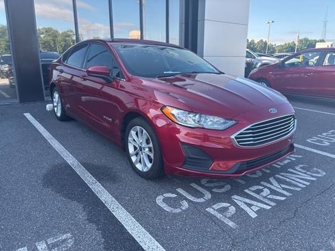 Used 2019 Ford Fusion SE FWD image 2