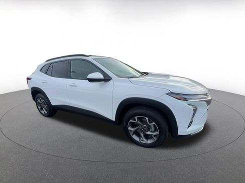 Used 2025 Chevrolet Trax LT image 2