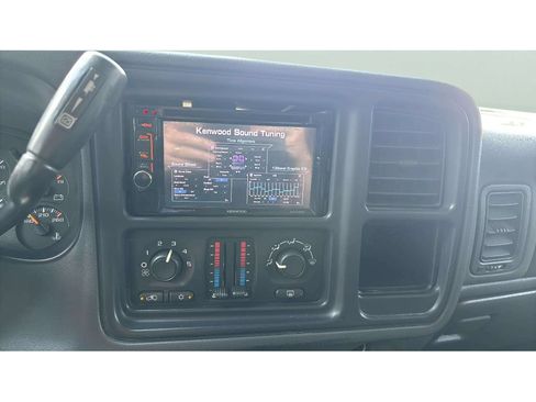 Used 2005 Chevrolet Silverado 2500 LS w/ Heavy-Duty Power Package AWD/4WD image 18