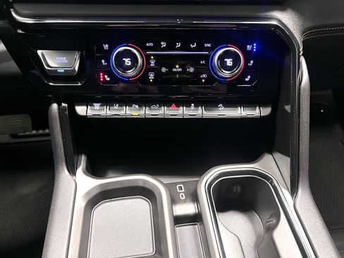 Used 2025 GMC Sierra 2500 AT4 image 22