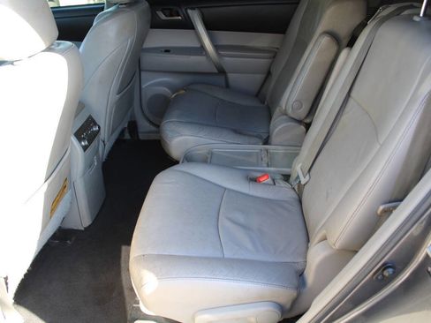Used 2011 Toyota Highlander SE image 11