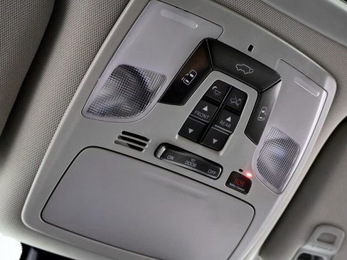 Used 2018 Toyota Sienna Limited image 41