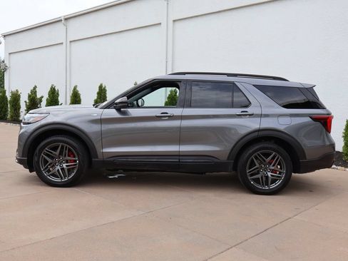 Used 2025 Ford Explorer ST-Line w/ ST-Line Street Pack AWD/4WD image 3