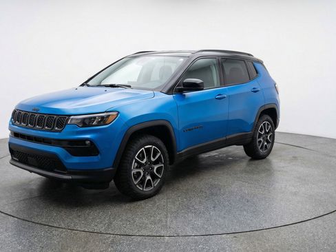 Used 2025 Jeep Compass Trailhawk AWD/4WD image 3