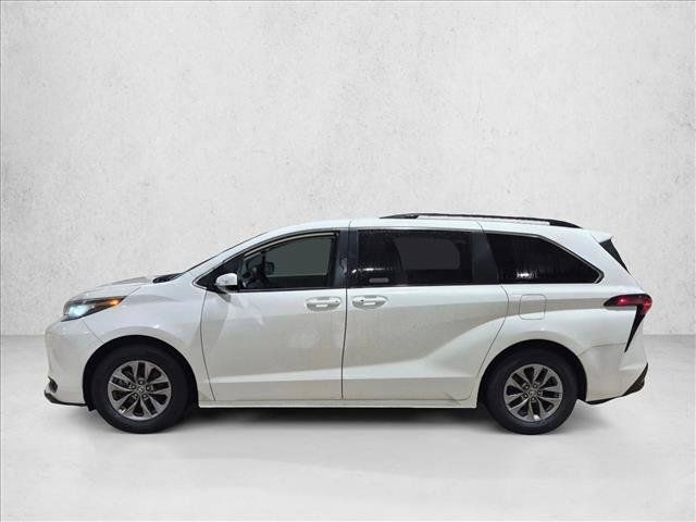 Used 2022 Toyota Sienna LE w/ LE Plus Package FWD image 2