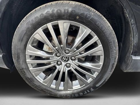 Used 2022 Toyota Venza XLE image 10