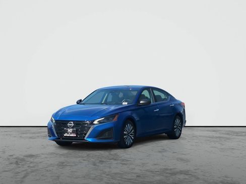 Used 2025 Nissan Altima 2.5 SV FWD image 4