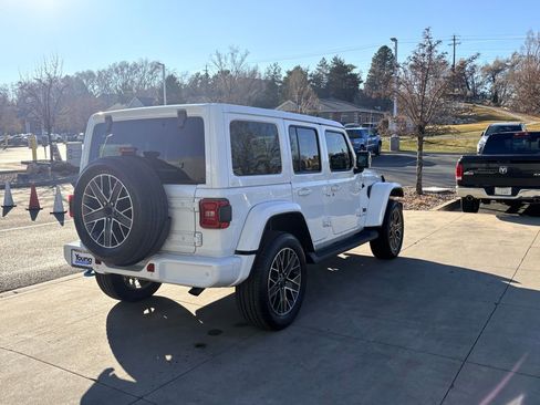 Used 2022 Jeep Wrangler Unlimited Sahara image 5