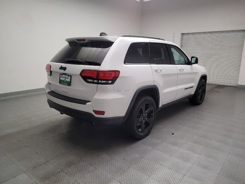 Used 2019 Jeep Grand Cherokee Laredo AWD/4WD image 9