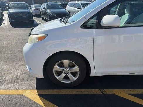 Used 2013 Toyota Sienna LE w/ Towing Pkg FWD image 6