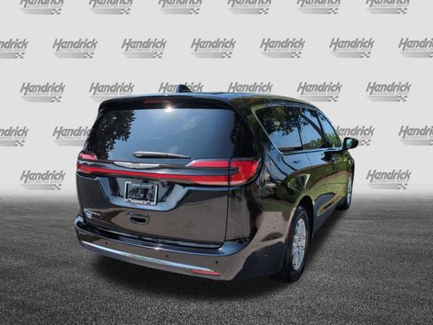Used 2024 Chrysler Pacifica Touring-L FWD image 10